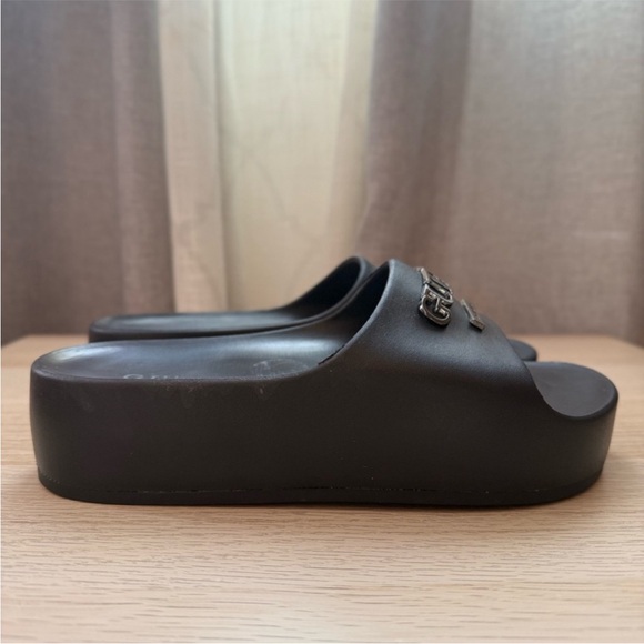 Guess Set - Picture 11 of 15